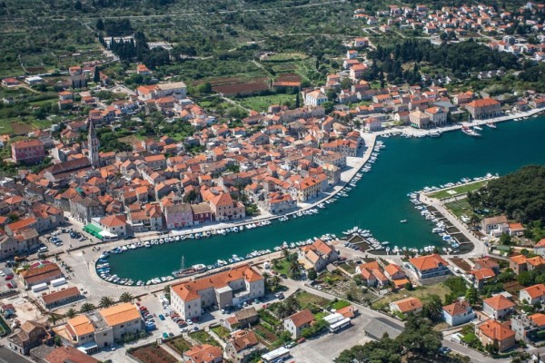 Adding Stari Grad to Your Itinerary: What can a Day in Stari Grad Look Like?