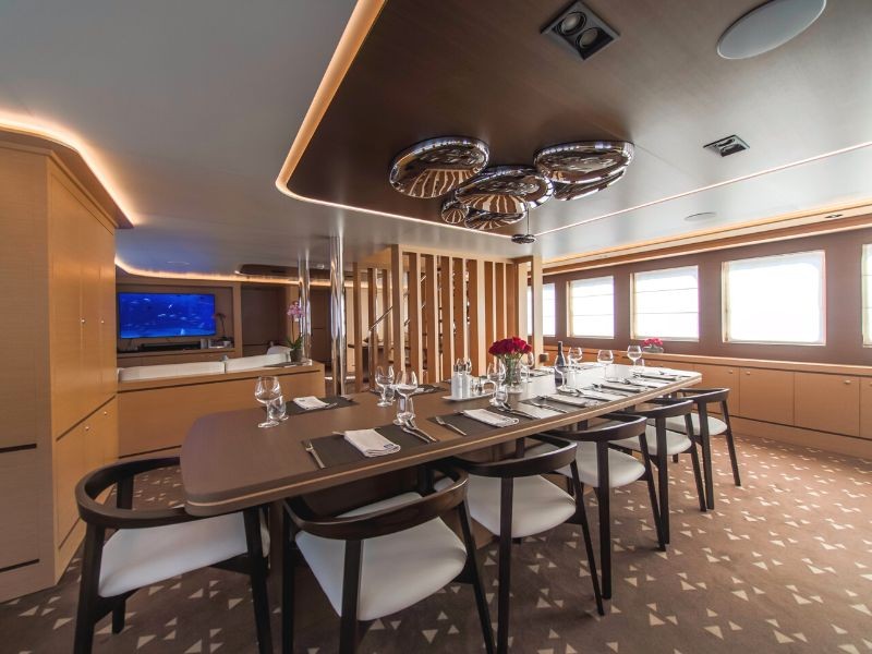 MSY Omnia salon and intimate table for indoor dining