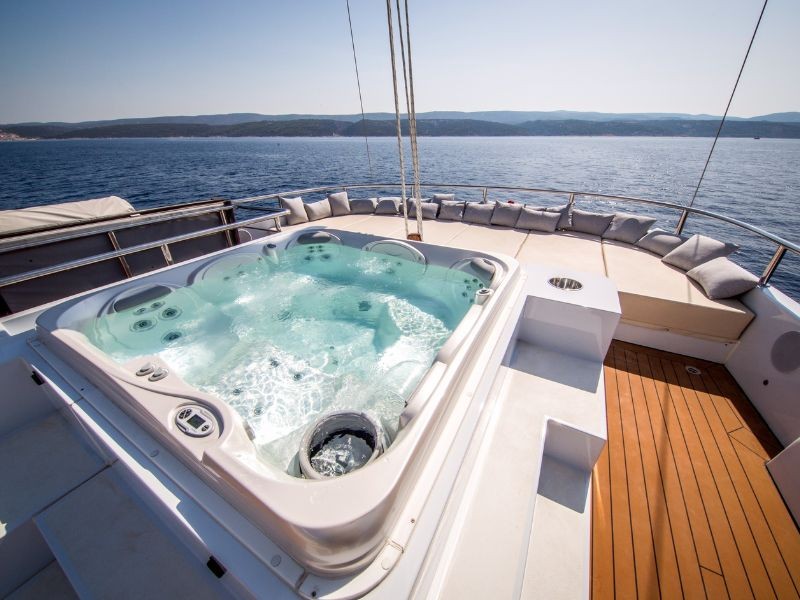 MSY Omnia jacuzzi and lounge area